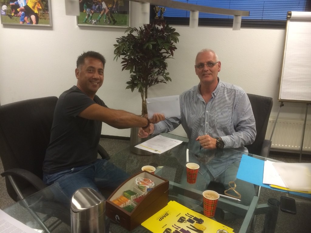 Erlo van der Hoeven tekent contract